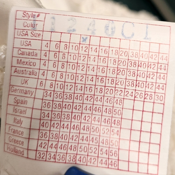 WEDDING DRESS SIZE 12 - Picture 4 of 8